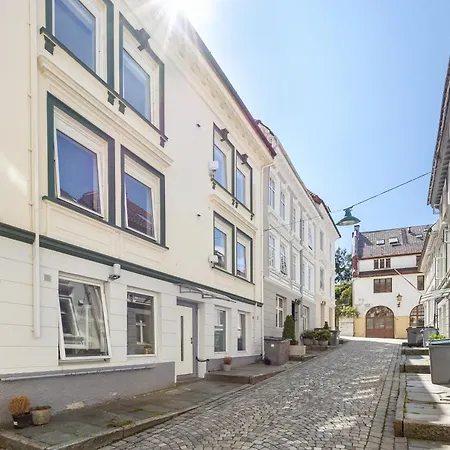 Renovated Jan 24 - Queen Beds - Behind Bryggen